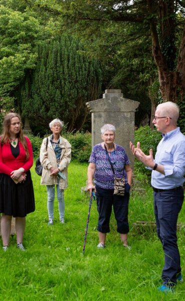 Turas Siúil ó Dún Richmond go Reilig an Droichid Órga